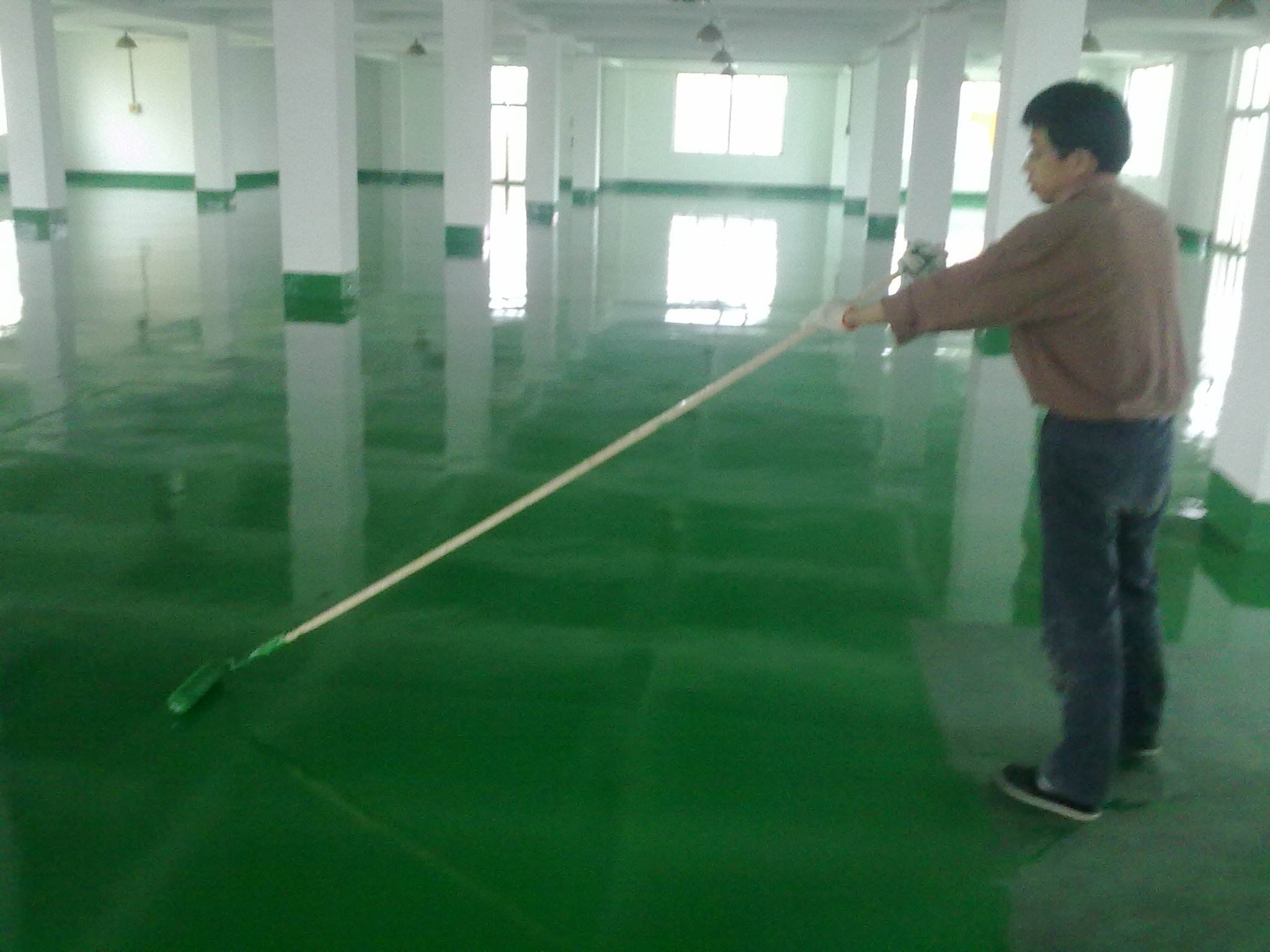 環(huán)氧地坪漆廠商該如何治療地坪發(fā)粘現象