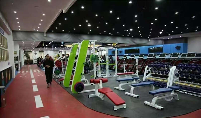 健身房地面用地坪漆施工時，可以選擇氟硅彈性地坪