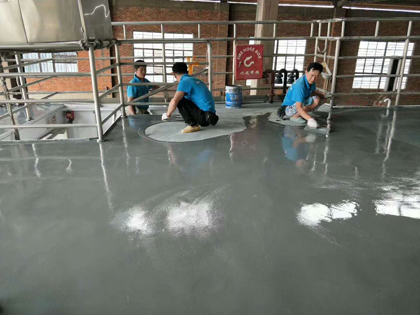 重慶地坪涂料施工流程中為何需要中涂層？